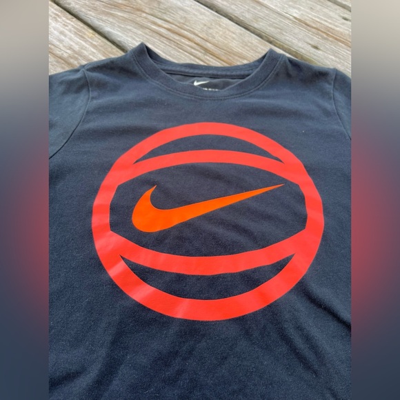 Nike Dri-Fit Swoosh Logo T. Shirt Boys S Black Basketball Graphic Super Soft Tee - Picture 4 of 8